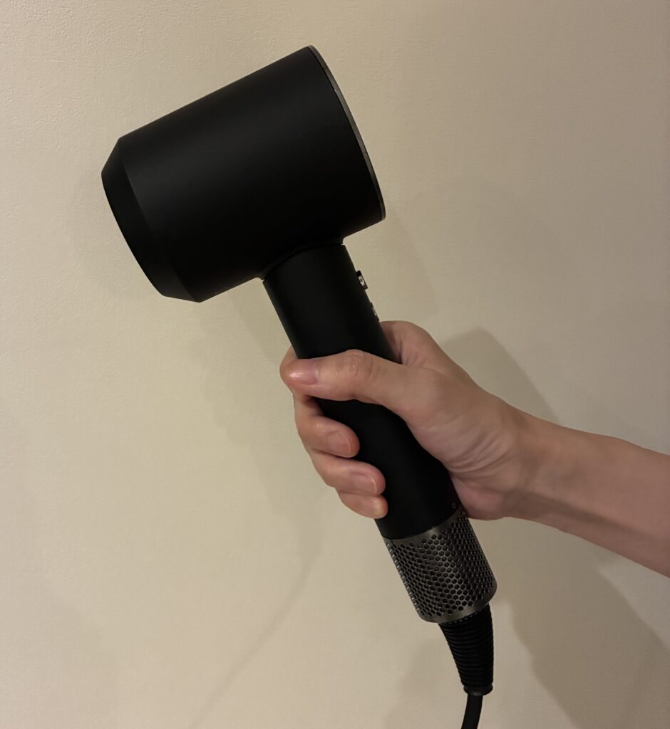 手に持ったダイソンのヘアドライヤー本体