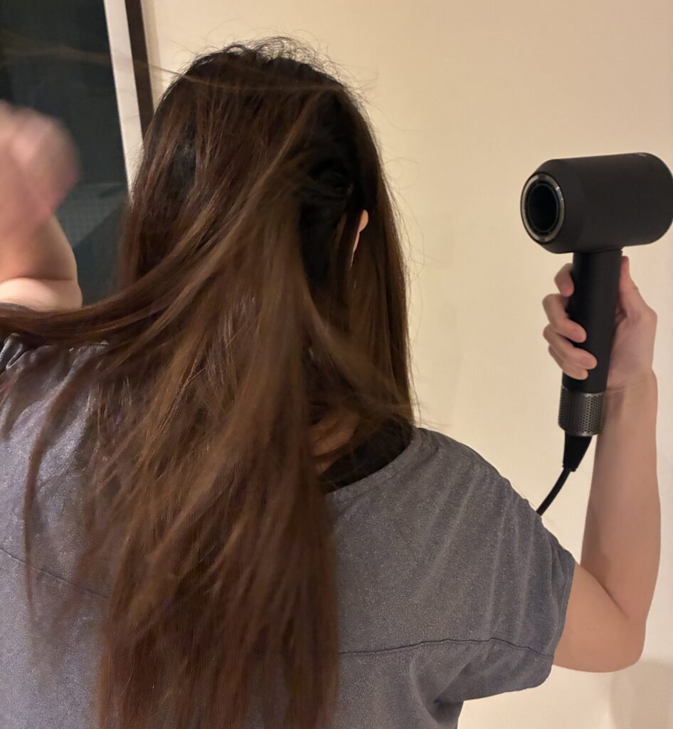 私がロングヘアをダイソンのヘアドライヤーで乾かしている様子
