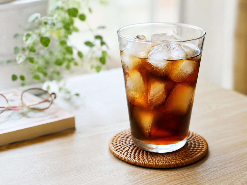 氷がたっぷり入った透明グラスに注がれたアイスコーヒー。おうちカフェで楽しむ涼しげな時間。