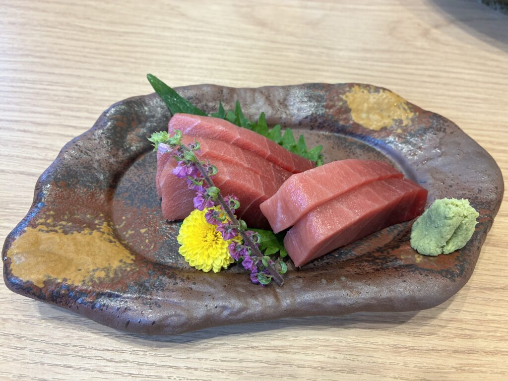 うお一番で提供された、新鮮で歯ごたえ抜群のお刺身盛り合わせ。