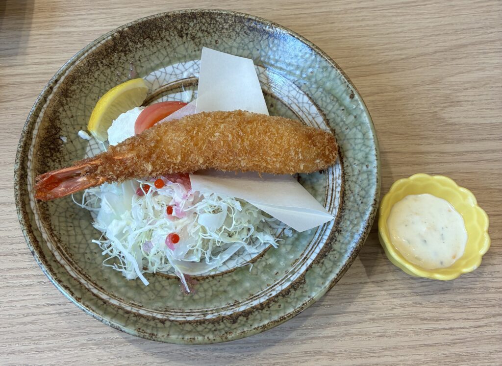 身がぎっしり詰まったうお一番の大きなエビフライのアップ。